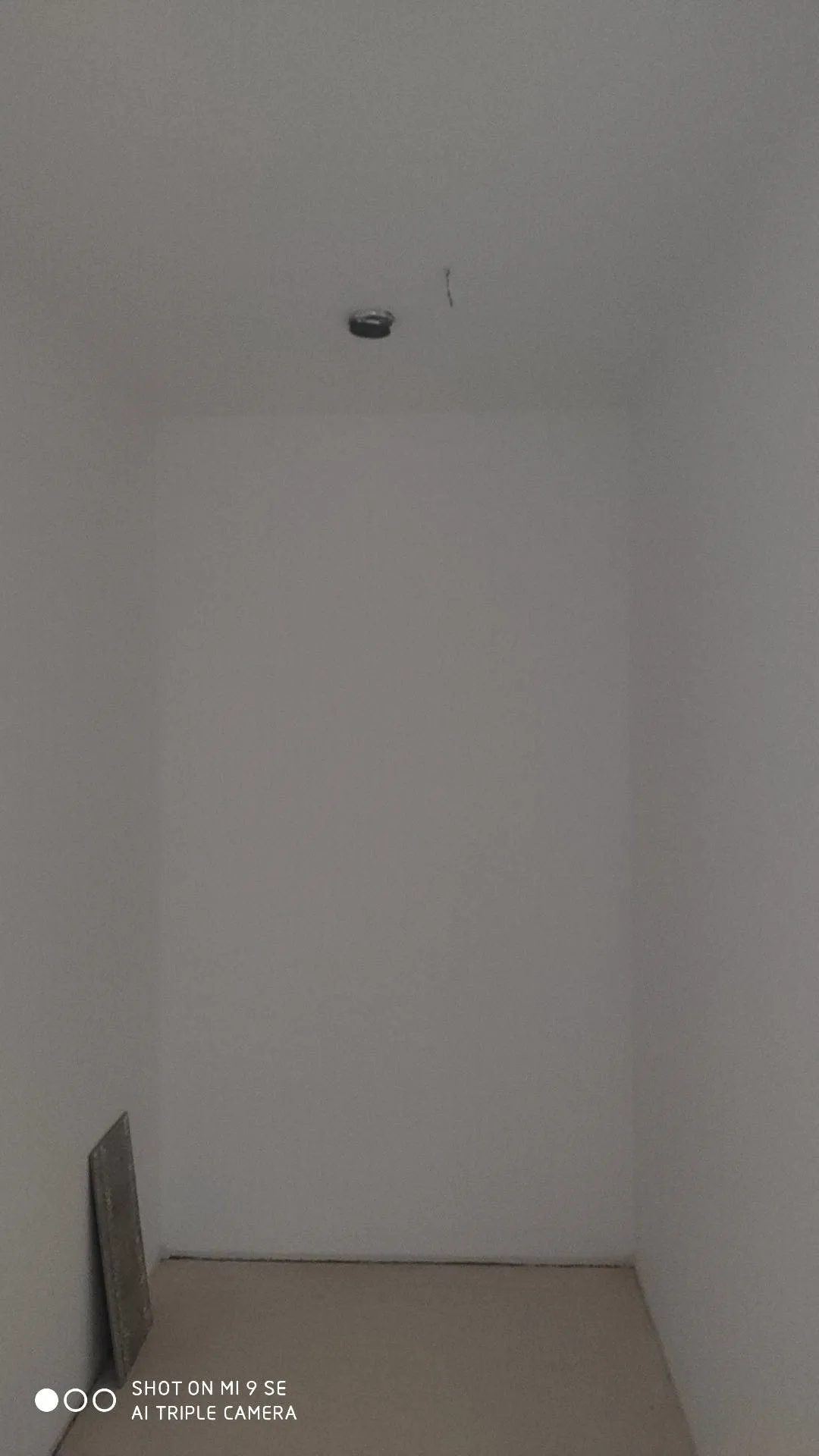 Rozpracovaný bílý strop s připraveným otvorem pro osvětlení