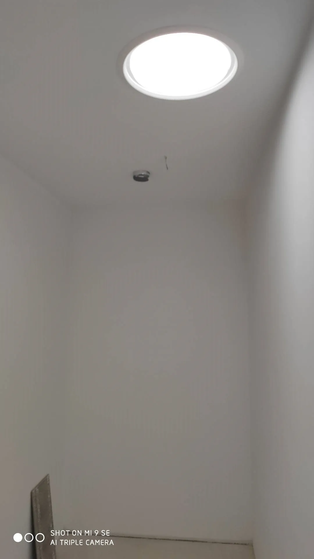 Kruhový stropní světlovod v rozpracovaném interiéru